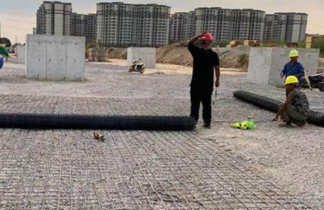 扶绥土工格栅铺设前地基要怎么处理？