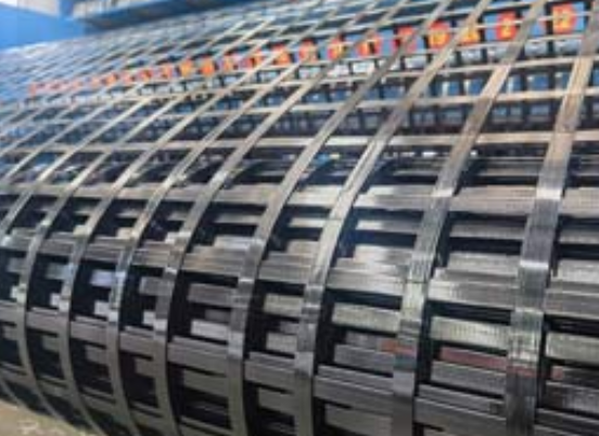 扶绥钢塑土工格栅：基建“隐形脊梁”的绿色智造与长寿命进化论